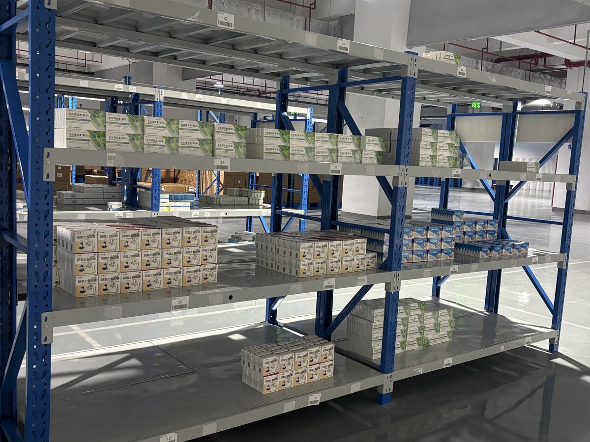 医药仓库多层货架密集堆码实拍