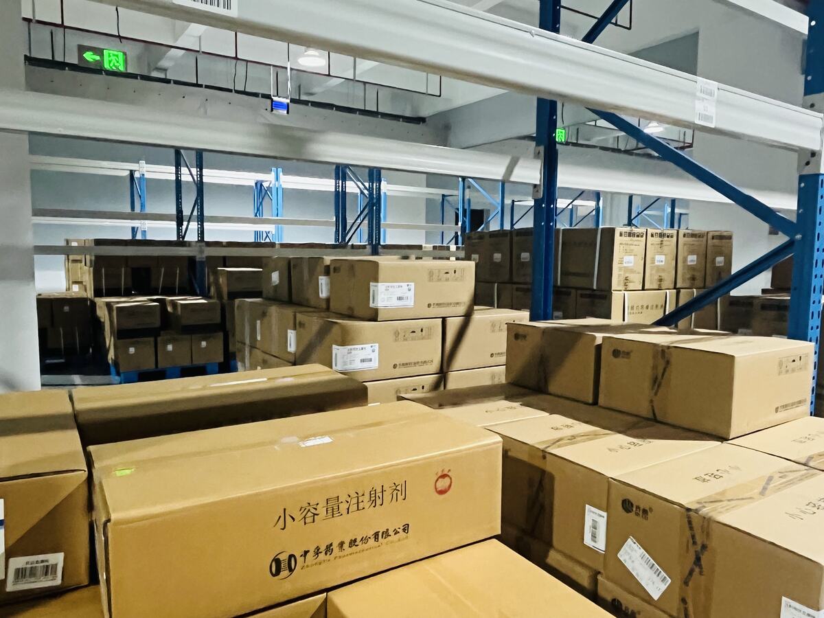 药品包装箱堆码实拍